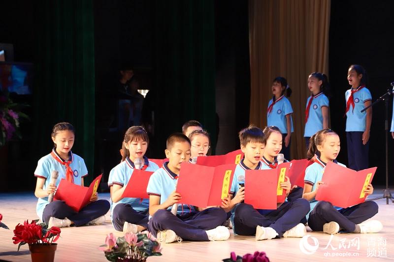 文藝表演。人民網(wǎng) 楊啟紅攝