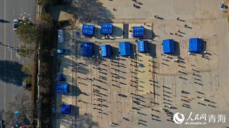 西寧市城西區(qū)一處核酸檢測(cè)點(diǎn)。人民網(wǎng) 張皓芃攝