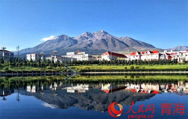 牛心山的倒影。本報記者 姜峰攝