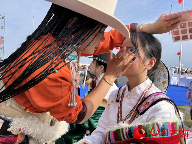 準備演出的演員。人民網 實習生樓佳慧攝