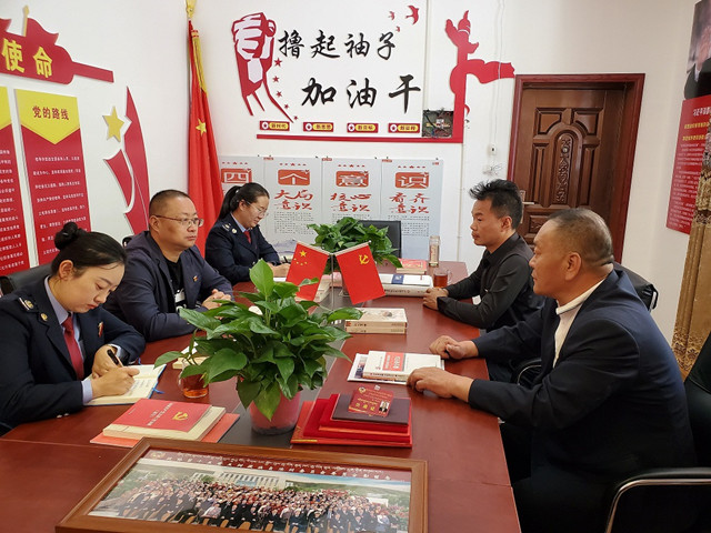 玉樹市稅務(wù)局黨委書記、局長(zhǎng)王淮杰上門走訪，與玉樹州河南商會(huì)會(huì)長(zhǎng)劉玉忠座談交流。多杰旦周攝