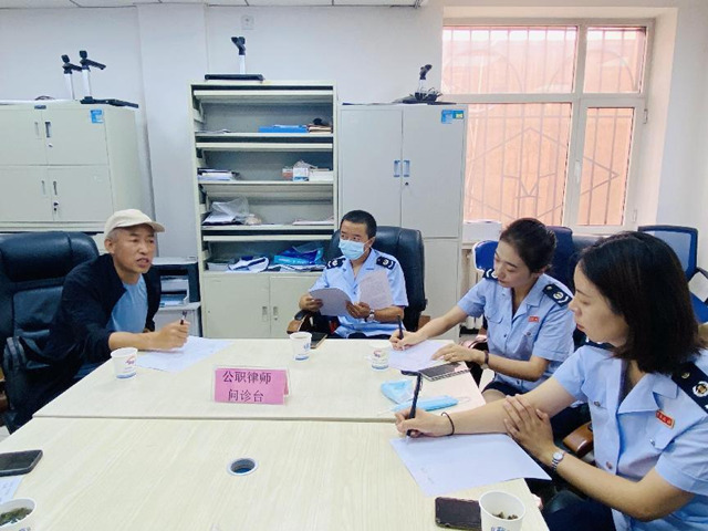 稅務(wù)公職律師為納稅人提供法律咨詢。桂明明攝