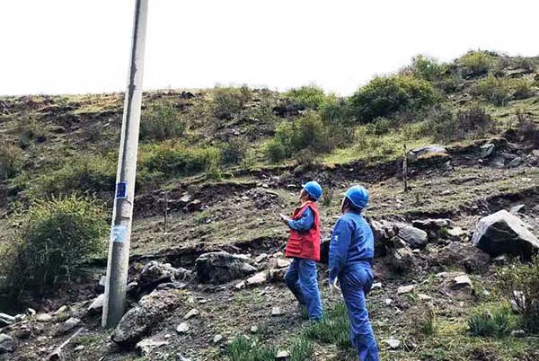 國網海東供電公司五十供電所開展雨后配電線路特巡工作。李永鵬攝