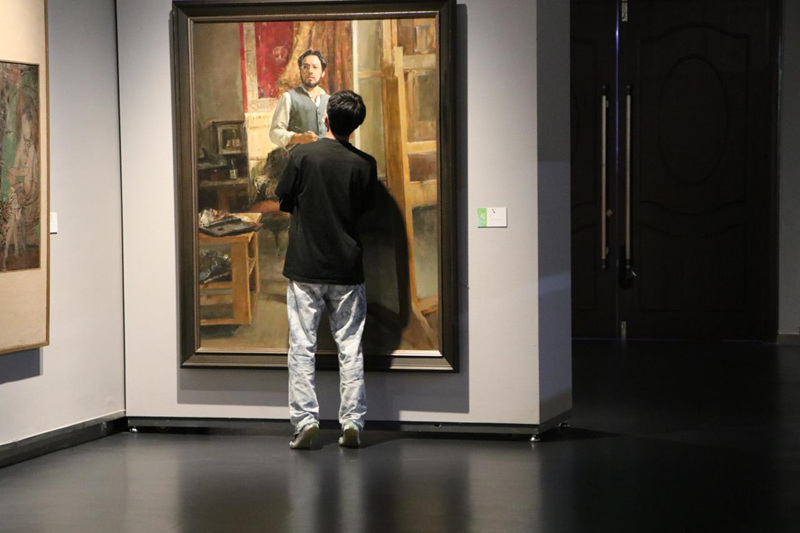 游客看展。青海省文聯(lián)供圖