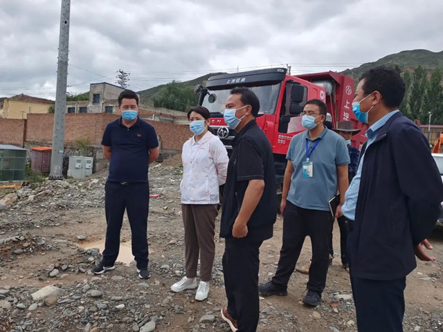 現(xiàn)場視察防汛工作。尖扎縣委宣傳部供圖