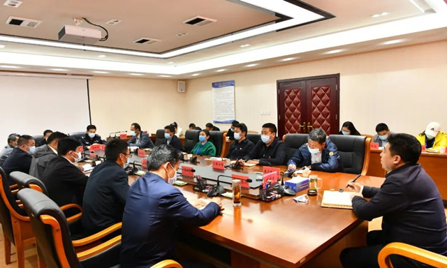 久治縣召開疫情防控處置指揮部會議。久治縣委宣傳部供圖