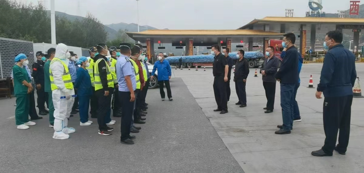 吉輝一行慰問(wèn)疫情防控一線工作人員。湟中區(qū)委宣傳部供圖