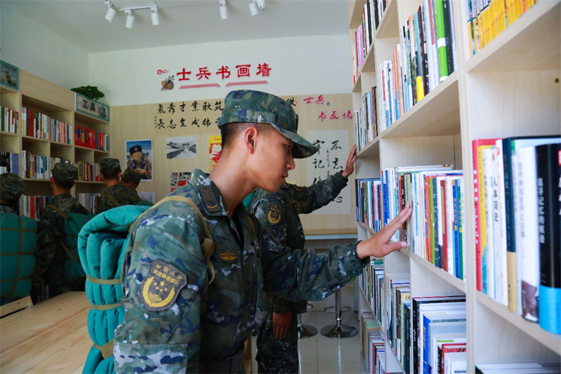 新戰(zhàn)友參觀圖書館。羅元凱攝