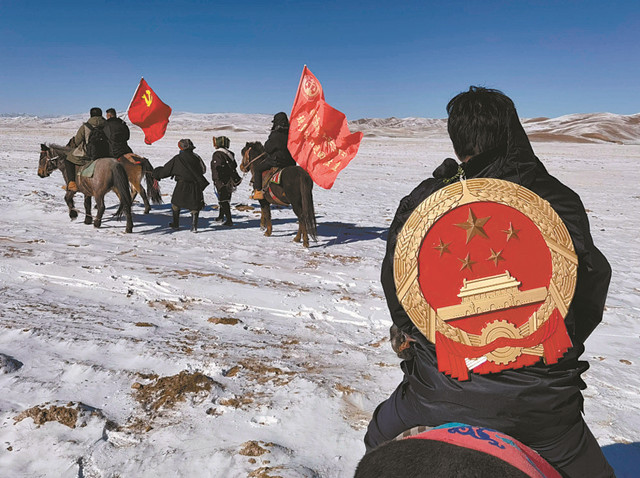果洛藏族自治州瑪多縣人民法院的“馬背法庭”成員在下鄉(xiāng)途中。新華社記者 柳澤興 攝