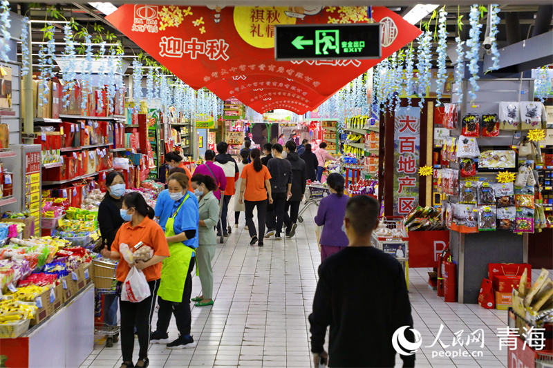 9月5日，西寧市某超市里購物的市民。人民網(wǎng) 張皓芃攝