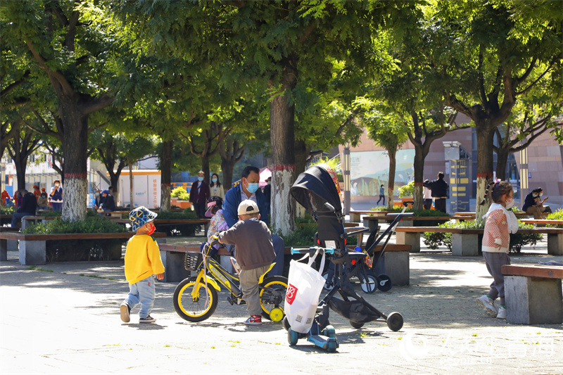 9月5日，西寧市新寧廣場上的市民。人民網(wǎng) 張皓芃攝