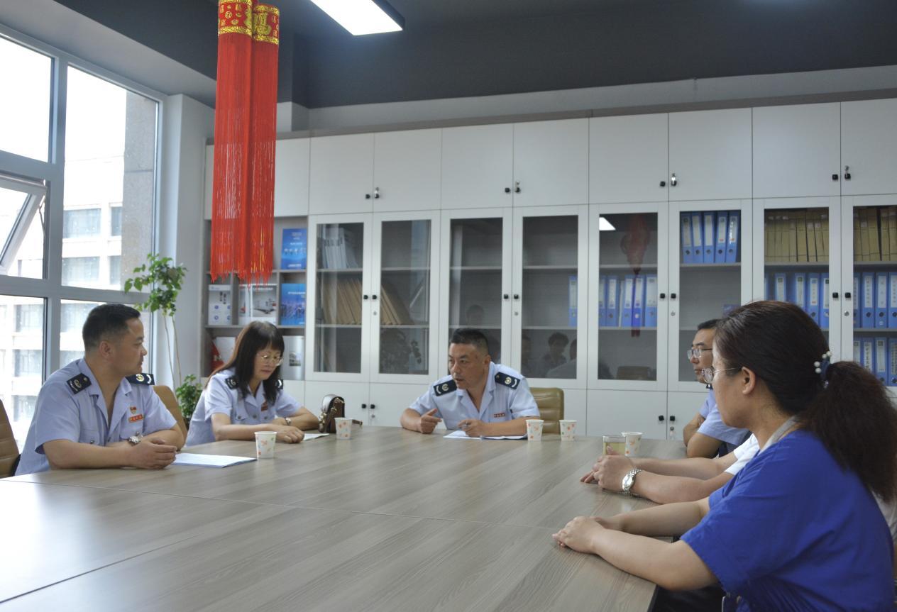 稅務(wù)干部與企業(yè)負(fù)責(zé)人、會計(jì)開展座談會。澤仁曲珍攝