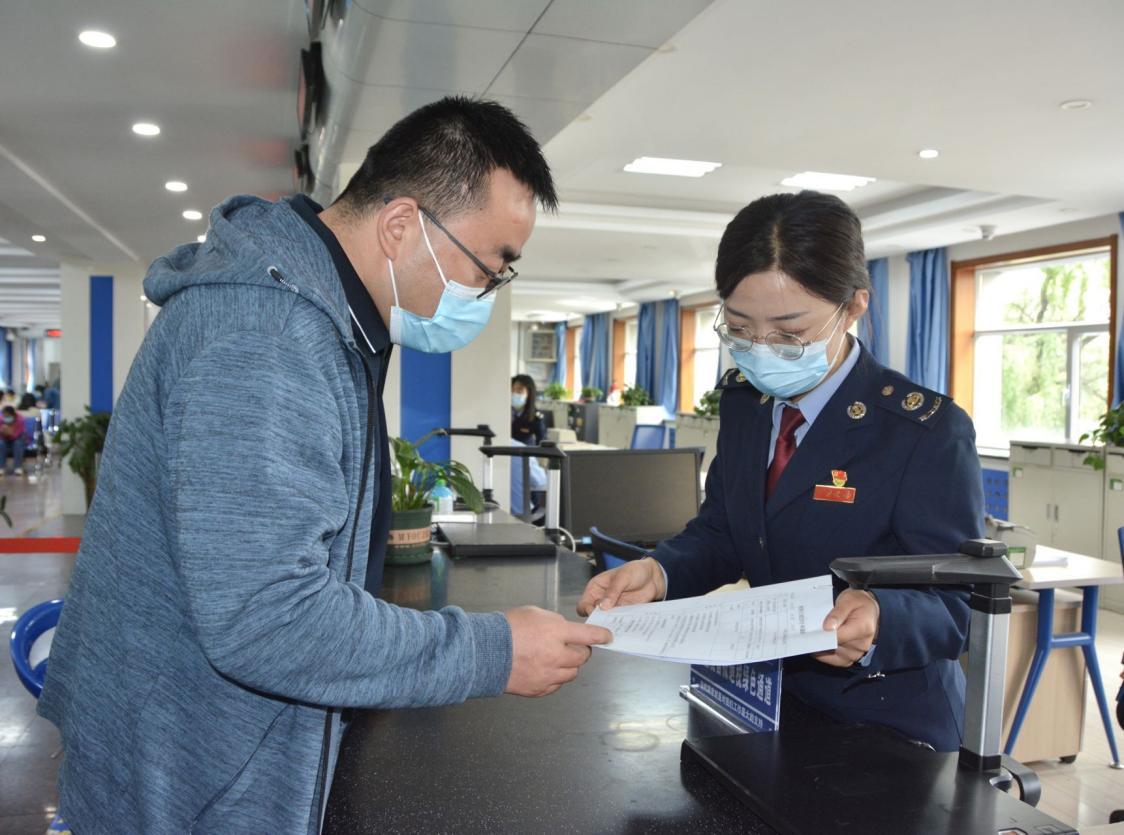 稅務(wù)干部為納稅人辦理涉稅業(yè)務(wù)。澤仁曲珍攝