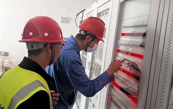 9月23日，海東供電公司組織專業(yè)人員到機場電鍋爐改造用電設備現(xiàn)場進行二次查驗，指導用戶消除缺陷，加快用戶工程建設進度，力促重點工程早日投運。李永國攝