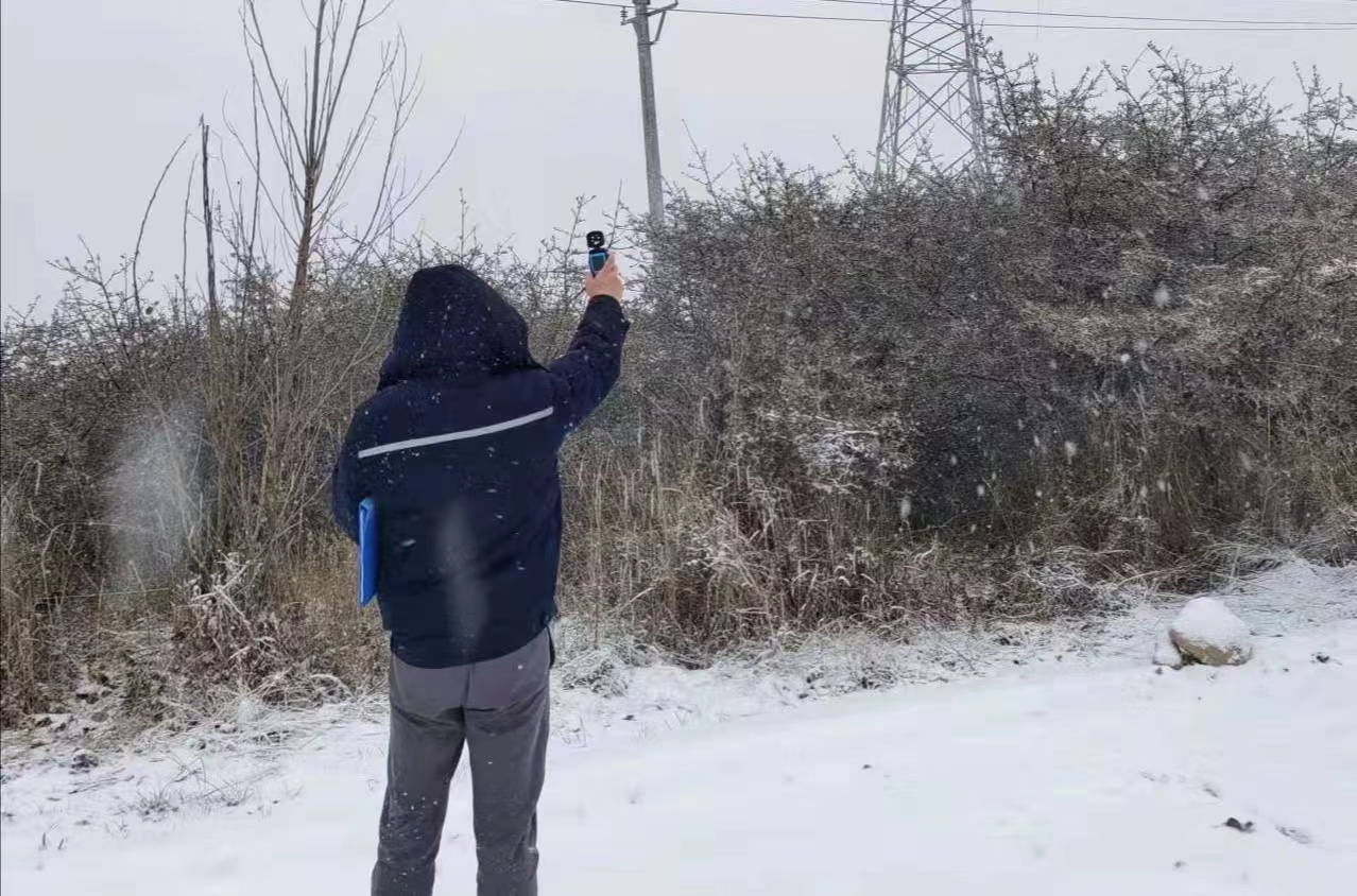 國(guó)網(wǎng)海東供電公司員工在互助北山對(duì)110千伏彩互二回輸電線路進(jìn)行覆冰觀測(cè)。崔志斌攝