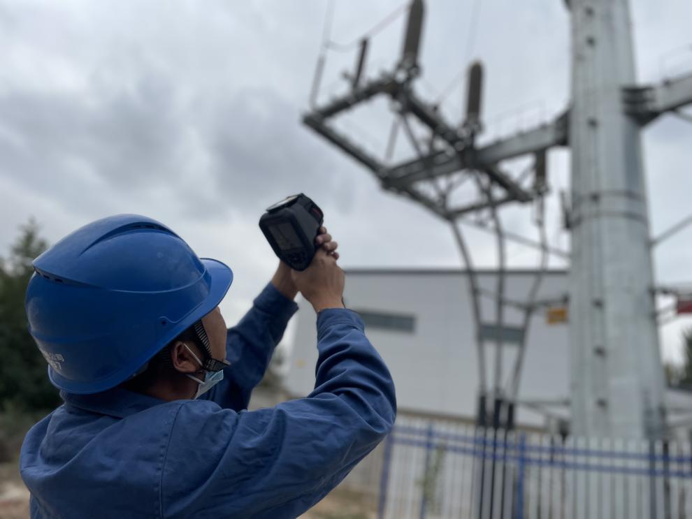 國網海東供電公司輸配電運檢中心輸電帶電作業(yè)班員工在互助縣巴扎藏族鄉(xiāng)對110千伏彩金線輸電線路。李永鵬攝