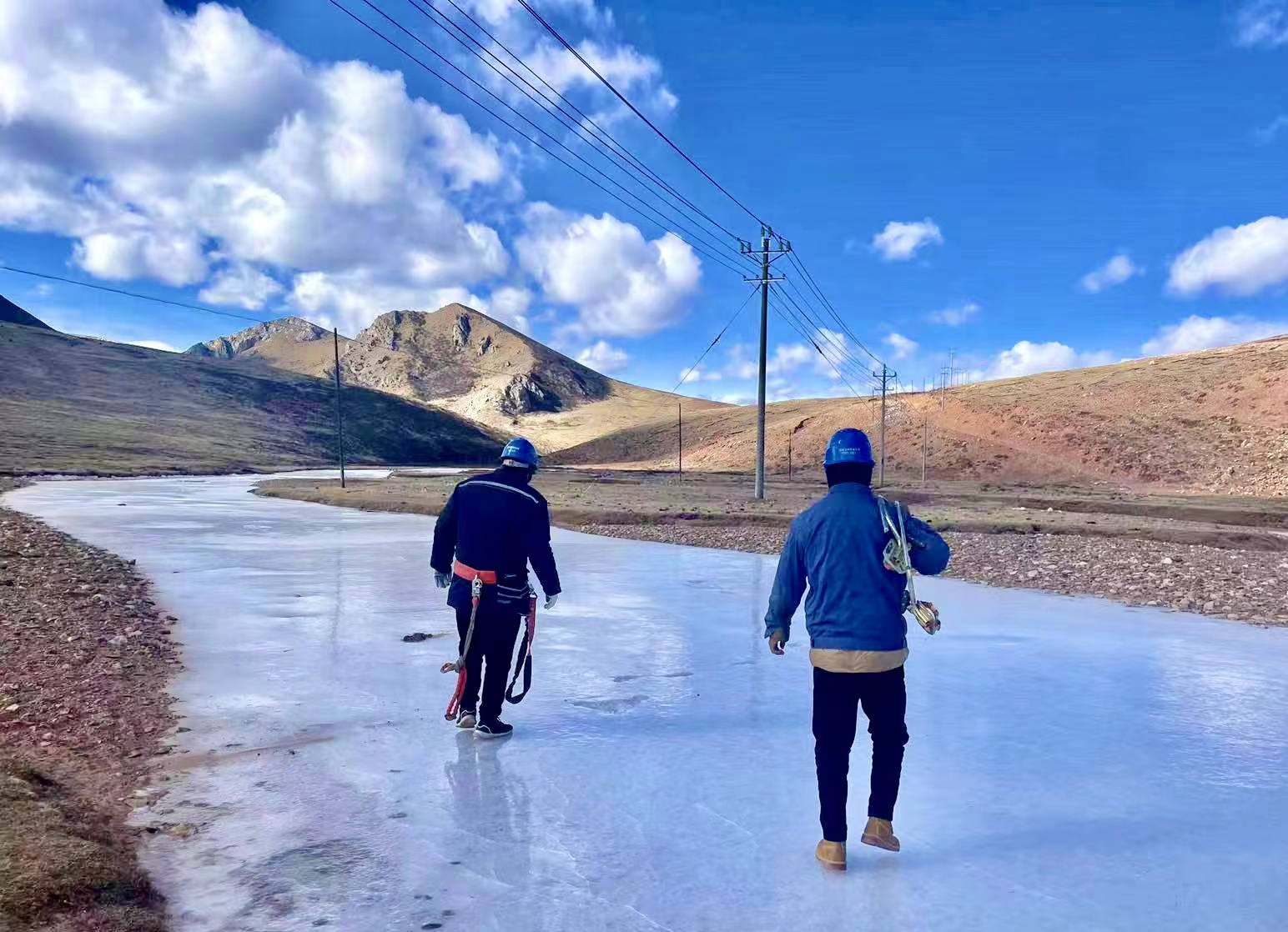 圖為國網玉樹囊謙縣供電公司工作人員巡視配電線路工作現場。朋措格來攝