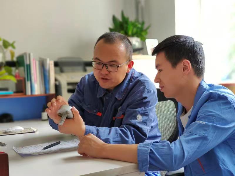 圖說：國(guó)網(wǎng)海東供電公司員工討論科技創(chuàng)新項(xiàng)目。（李永鵬攝）