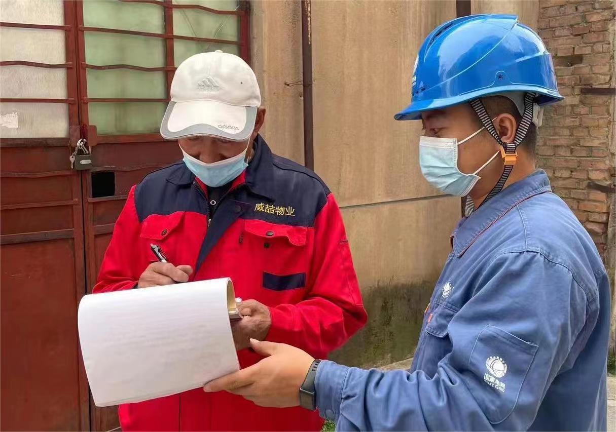 國網(wǎng)海東供電公司員工對客戶進(jìn)行冬季用電安全宣講。蔣生輝 攝