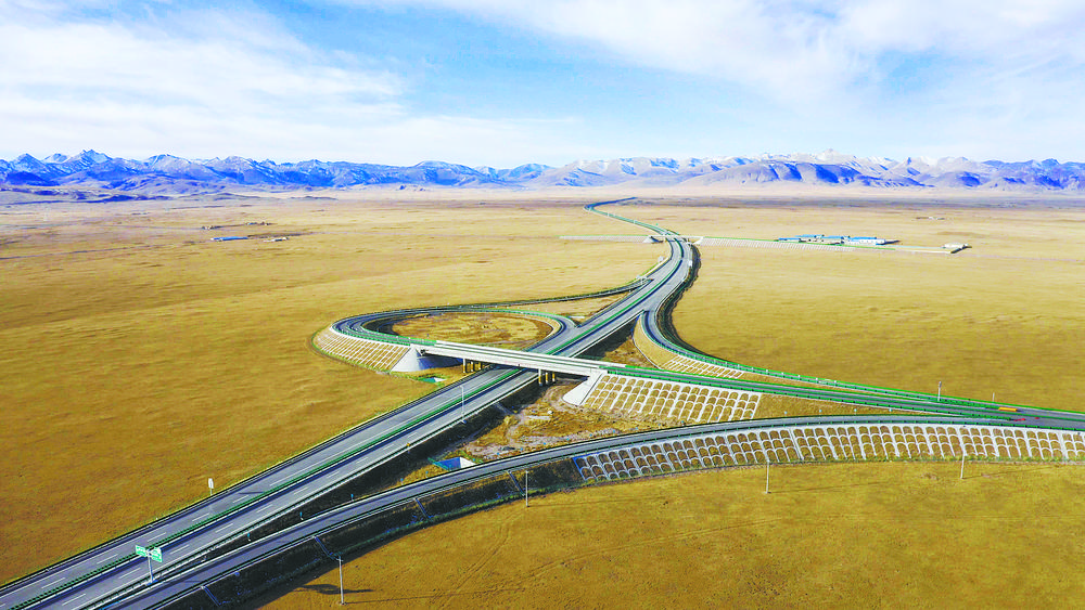 西海（海晏）至察汗諾公路。 青海省交通運(yùn)輸廳供圖