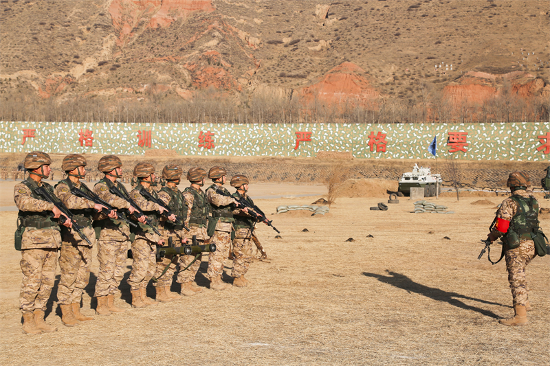 班長(zhǎng)部署訓(xùn)練科目。劉進(jìn)峰攝