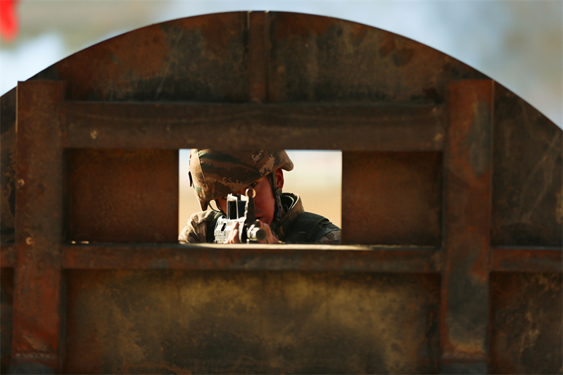    戰(zhàn)友利用掩體進(jìn)行射擊。羅元?jiǎng)P攝