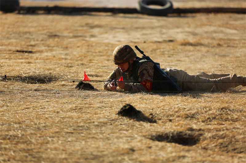 戰(zhàn)友對(duì)雷區(qū)進(jìn)行排雷作業(yè)。羅元?jiǎng)P攝