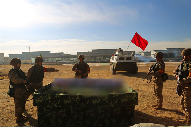 戰(zhàn)友們正在進(jìn)行任務(wù)研判。劉進(jìn)峰攝