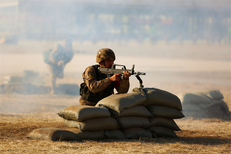     掩護(hù)戰(zhàn)友向前躍進(jìn)。羅元?jiǎng)P攝 