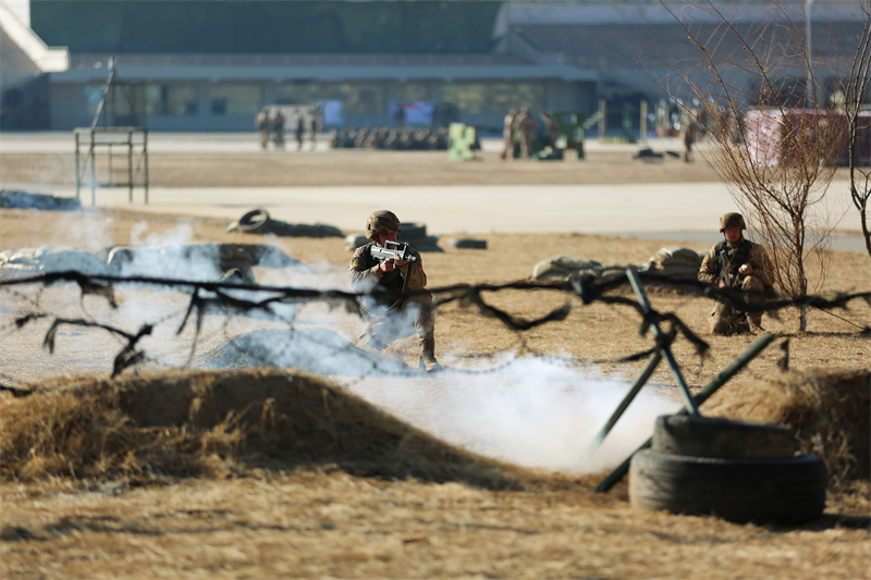 掩護(hù)戰(zhàn)斗。羅元?jiǎng)P攝