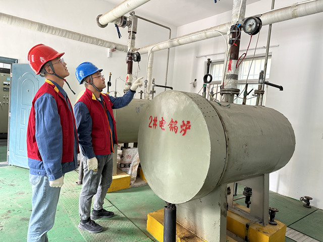 國家電網(wǎng)青海電力三江源（海東平安）共產(chǎn)黨員服務(wù)隊隊員朱文玉、謝占乾上門服務(wù)“煤改電”客戶，幫助客戶檢查電采暖設(shè)備。盛楠攝）