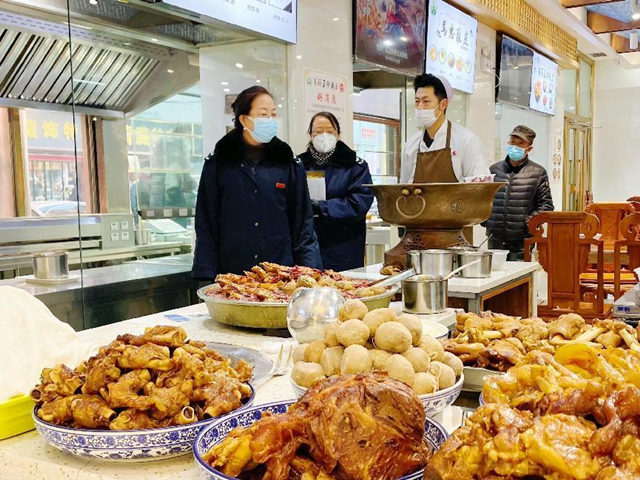 稅務(wù)干部來到馬忠食府了解企業(yè)近況，輔導(dǎo)稅收優(yōu)惠政策。韓鈺攝