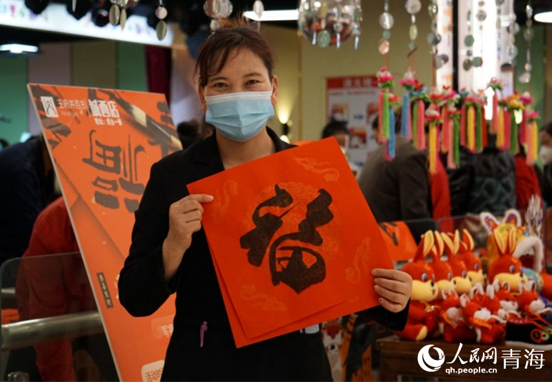 市民領(lǐng)取到義寫的春聯(lián)。人民網(wǎng) 況玉攝