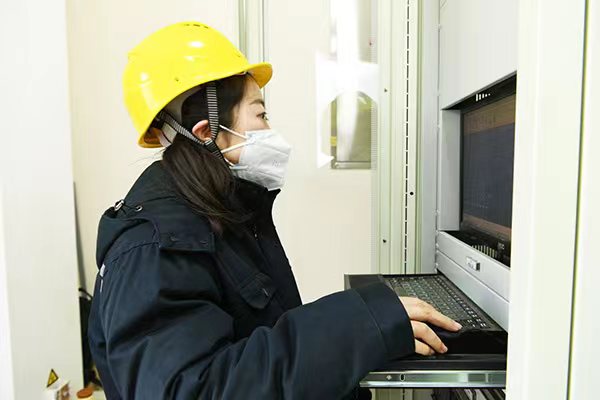 國網(wǎng)海東供電公司員工開展110千伏古驛變電站投運(yùn)前測試。李永鵬攝）