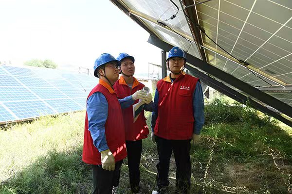 國網(wǎng)海東供電公司服務(wù)分布式光伏電站并網(wǎng)。李永鵬攝