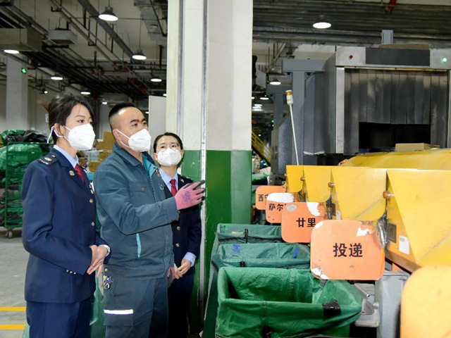 稅務(wù)干部深入中國郵政速遞物流股份有限公司了解企業(yè)情況，為企業(yè)送上新春祝福及稅收政策大禮包。杜亞萍攝