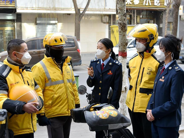 稅務(wù)干部走進(jìn)青海佑海網(wǎng)絡(luò)科技有限公司，采訪外賣小哥工作日常，與他們聊日常，話稅收，為他們送去新春祝福。張曉昕攝