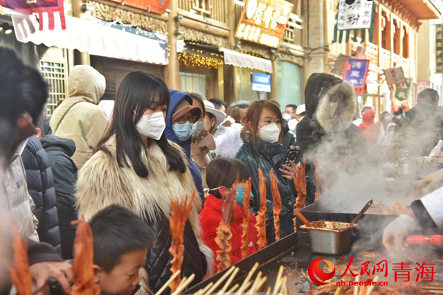 攤位前的市民游客。人民網(wǎng) 陳晶攝