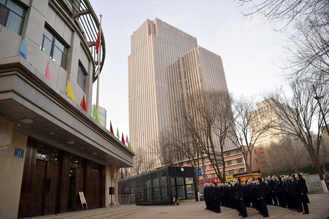 國(guó)家稅務(wù)總局青海省稅務(wù)局舉行升國(guó)旗儀式。索南尼瑪 攝