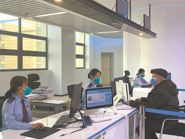 西寧市城中區(qū)稅務(wù)局干部為市民辦理業(yè)務(wù)。王菲菲 攝