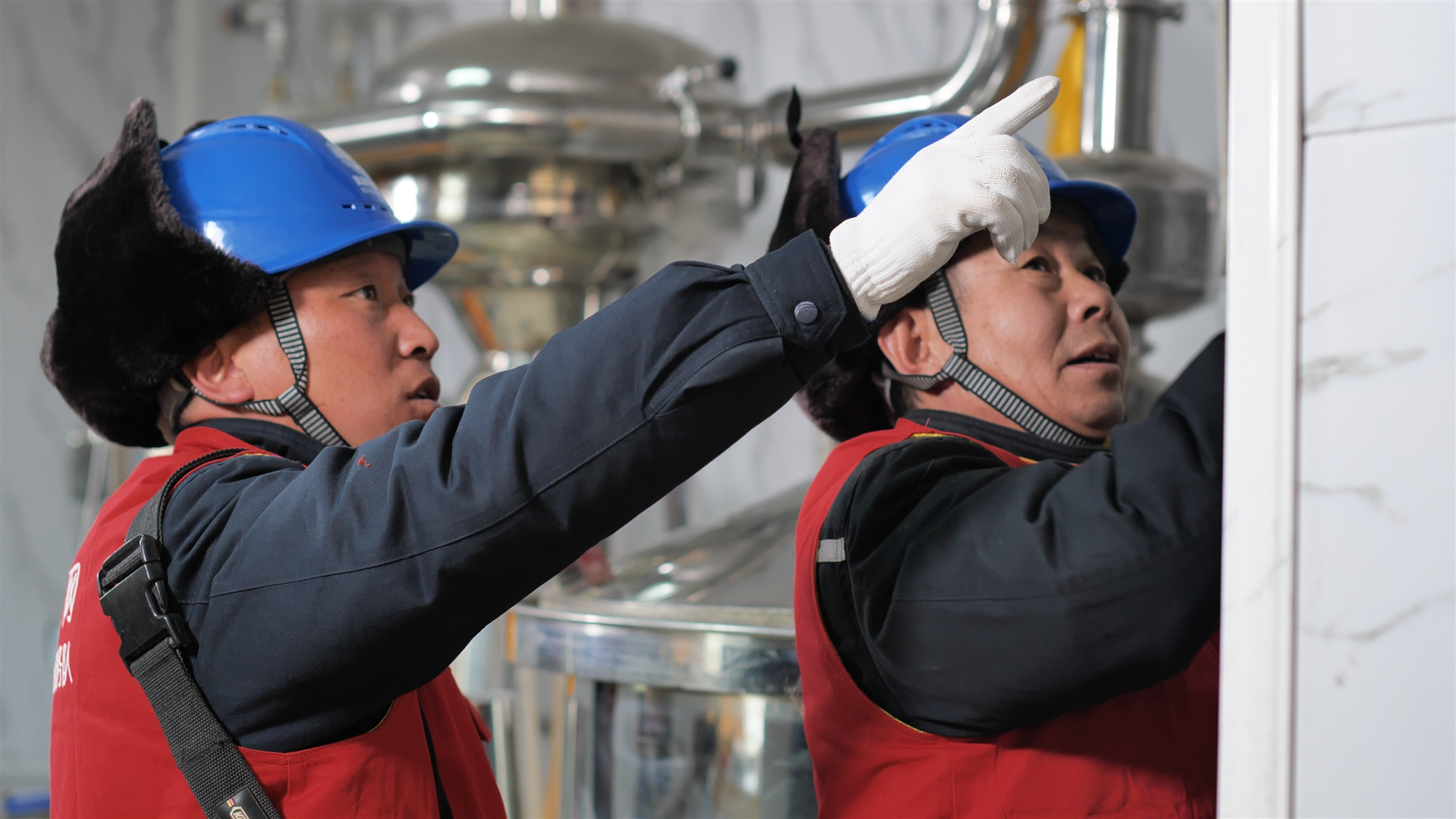 供電員工上門服務班彥村酩餾酒作坊用電需求。李永鵬攝 