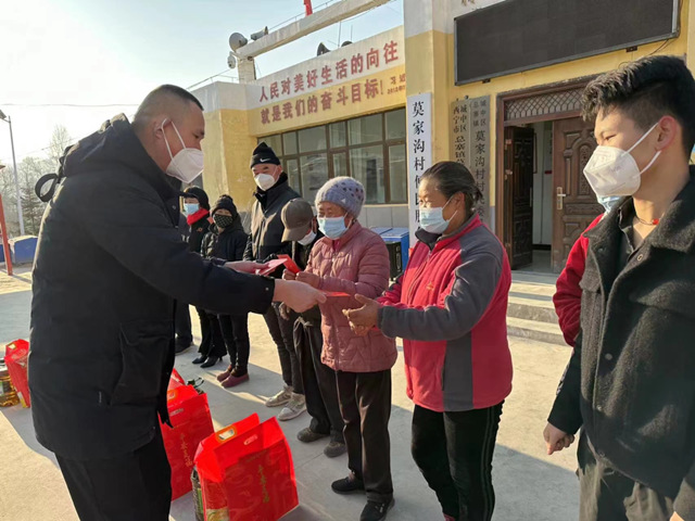 西寧中支黨支部向莫家溝村老年困難群眾進(jìn)行慰問。平安財(cái)險(xiǎn)青海分公司供圖