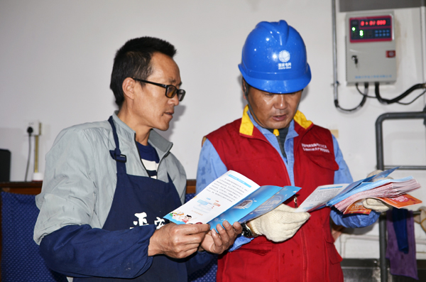 國網(wǎng)海東供電公司員工對平安驛·河湟民俗文化景區(qū)內(nèi)商戶進行安全用電宣傳。馬彩虹攝 