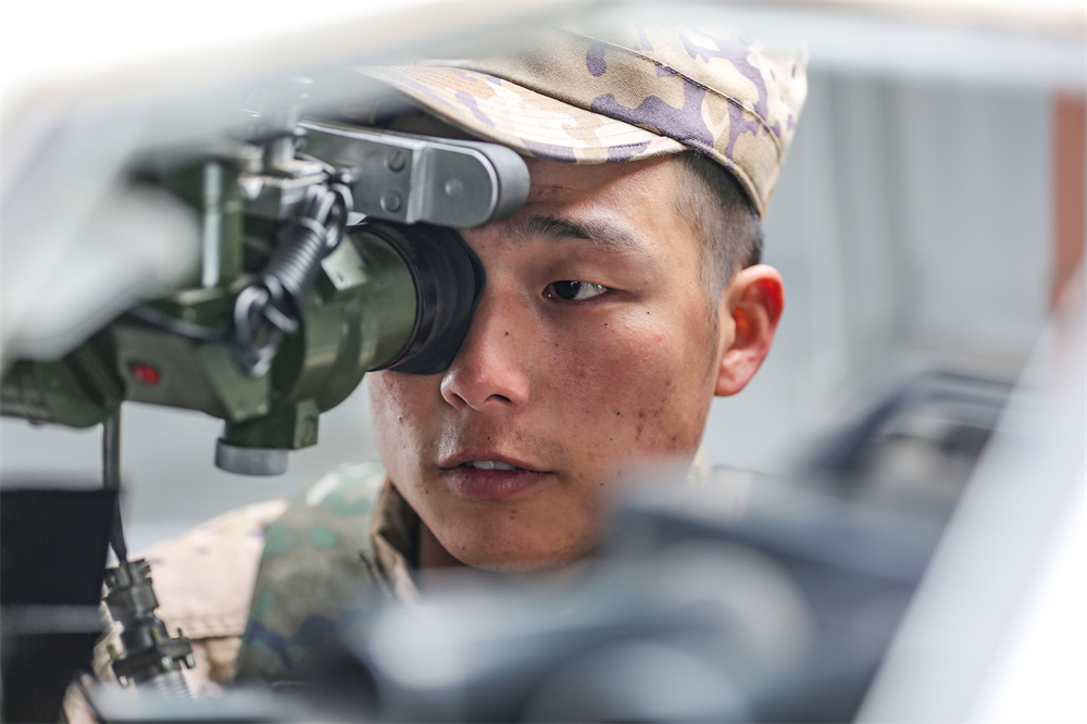 官兵正在進(jìn)行防暴裝甲車載機(jī)槍瞄準(zhǔn)目標(biāo)射擊實(shí)戰(zhàn)訓(xùn)練。羅元凱攝