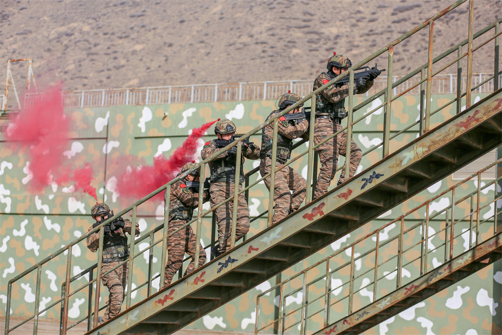 特戰(zhàn)隊(duì)員正在進(jìn)行模擬反劫持紅藍(lán)對抗演練。羅元凱攝