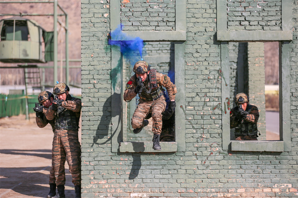 特戰(zhàn)隊(duì)員正在進(jìn)行模擬反劫持紅藍(lán)對抗演練。羅元?jiǎng)P攝 