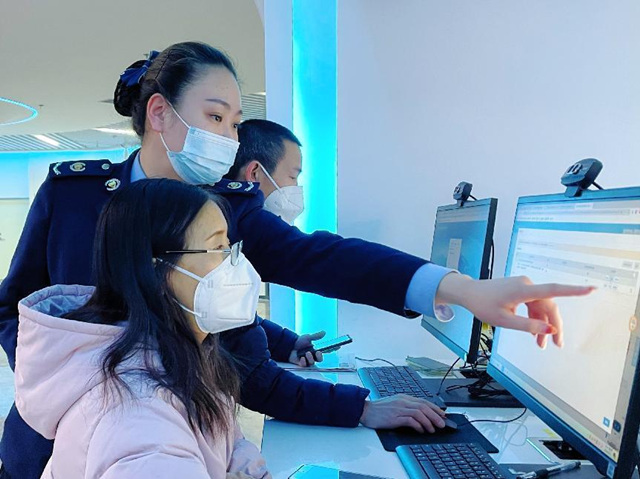 稅務(wù)干部“一對一”陪同辦理。韓鈺攝