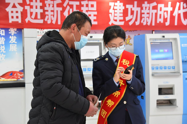 稅務(wù)干部幫助納稅人代開增值稅電子普通發(fā)票。安迎春攝