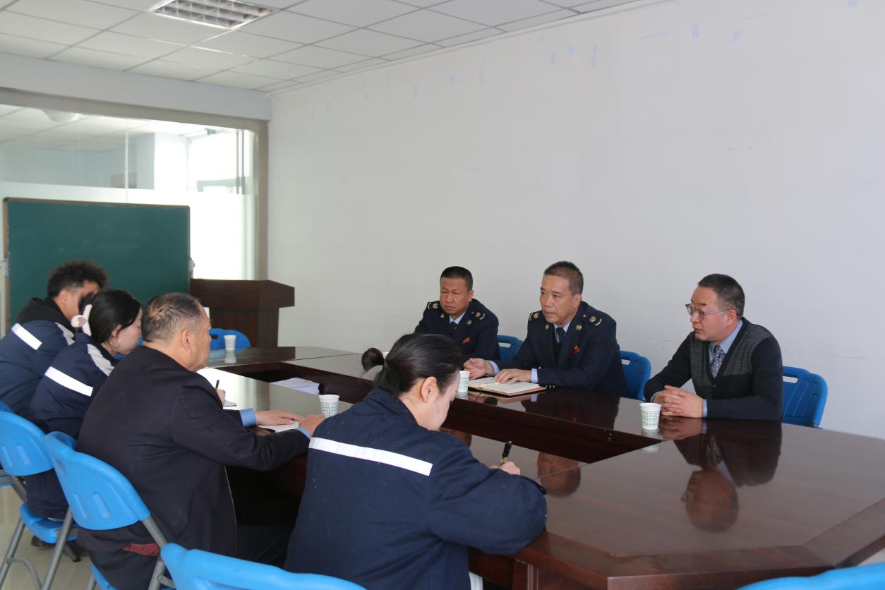 圖為大通縣稅務(wù)局黨委書(shū)記、局長(zhǎng)陳瑞福向青海省人大代表康作新介紹稅收工作情況。趙沛攝