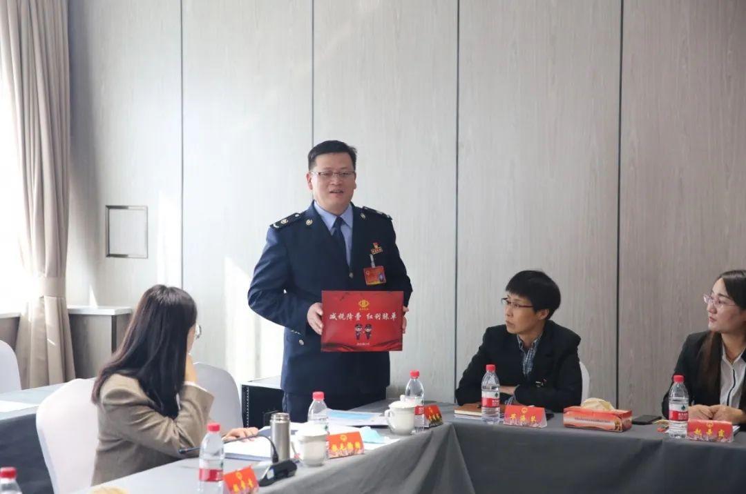 城北區(qū)稅務(wù)局黨委書記、局長劉建平在城北區(qū)人民代表大會現(xiàn)場給轄區(qū)重點稅源企業(yè)送紅利賬單。劉露 攝